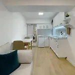 Cozy In Center *